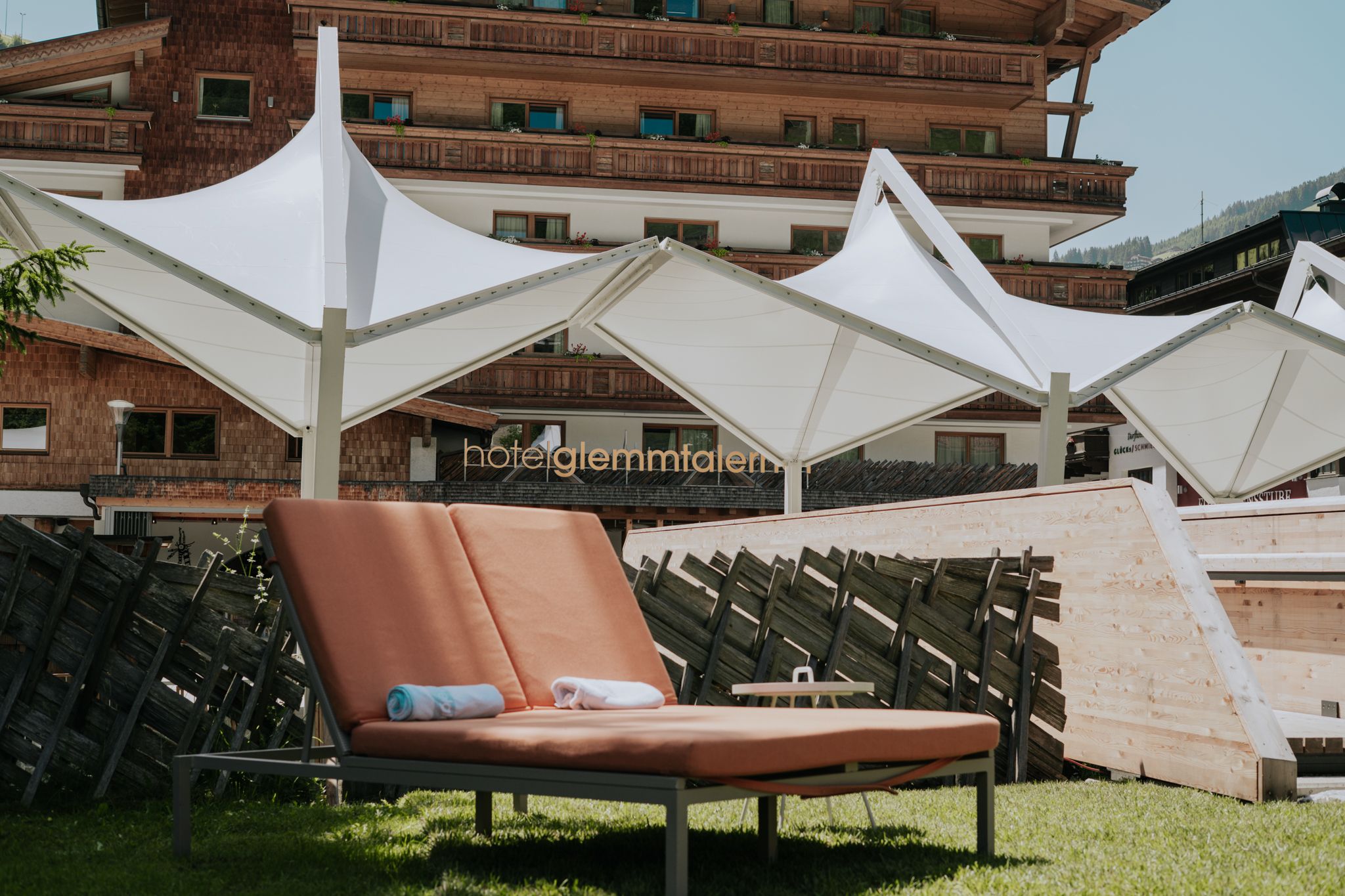 Garden area with loungers and sun sails at Glemmtalerhof.
