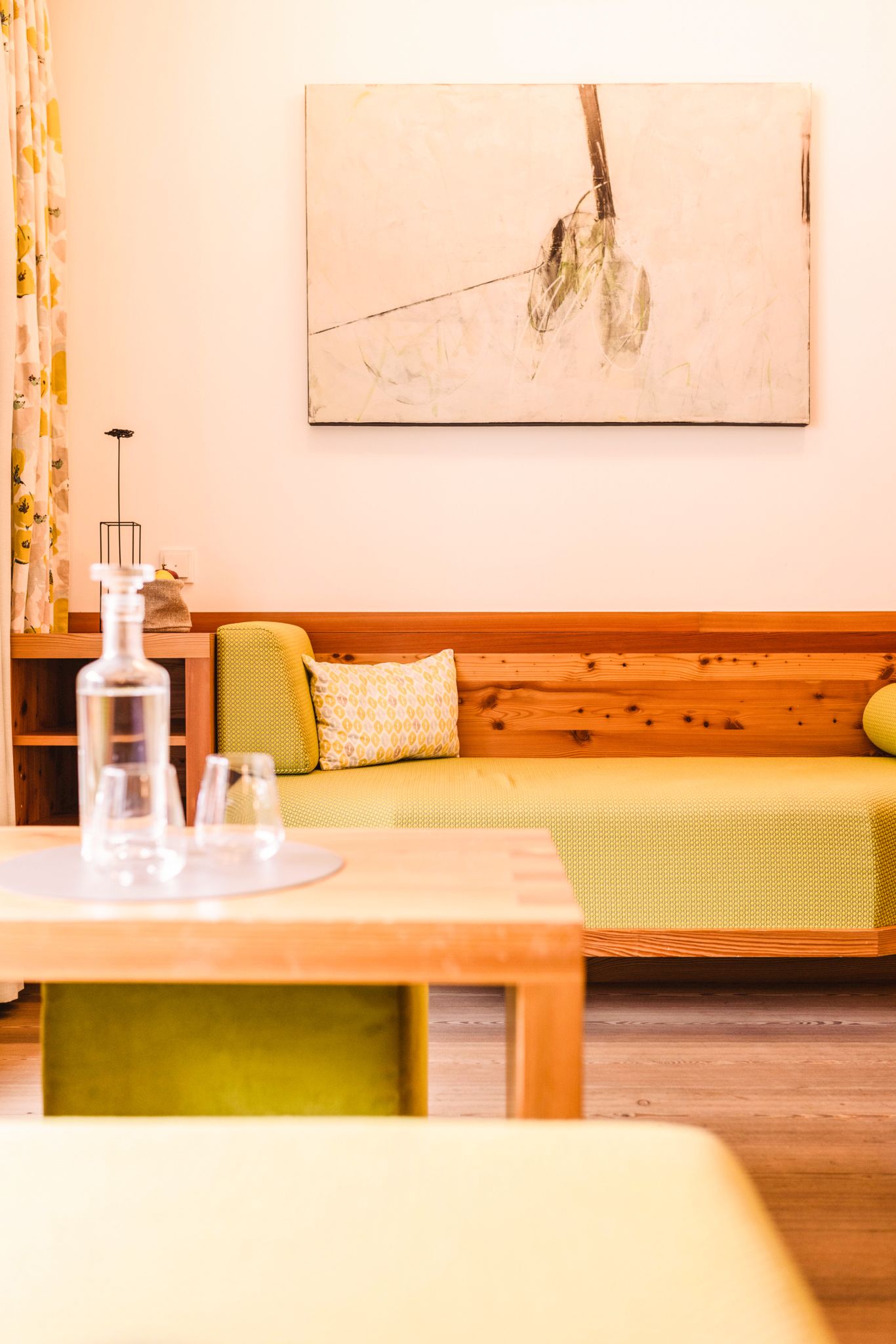 A modern living room in Glemmtalerhof featuring minimalist design and a relaxed atmosphere.