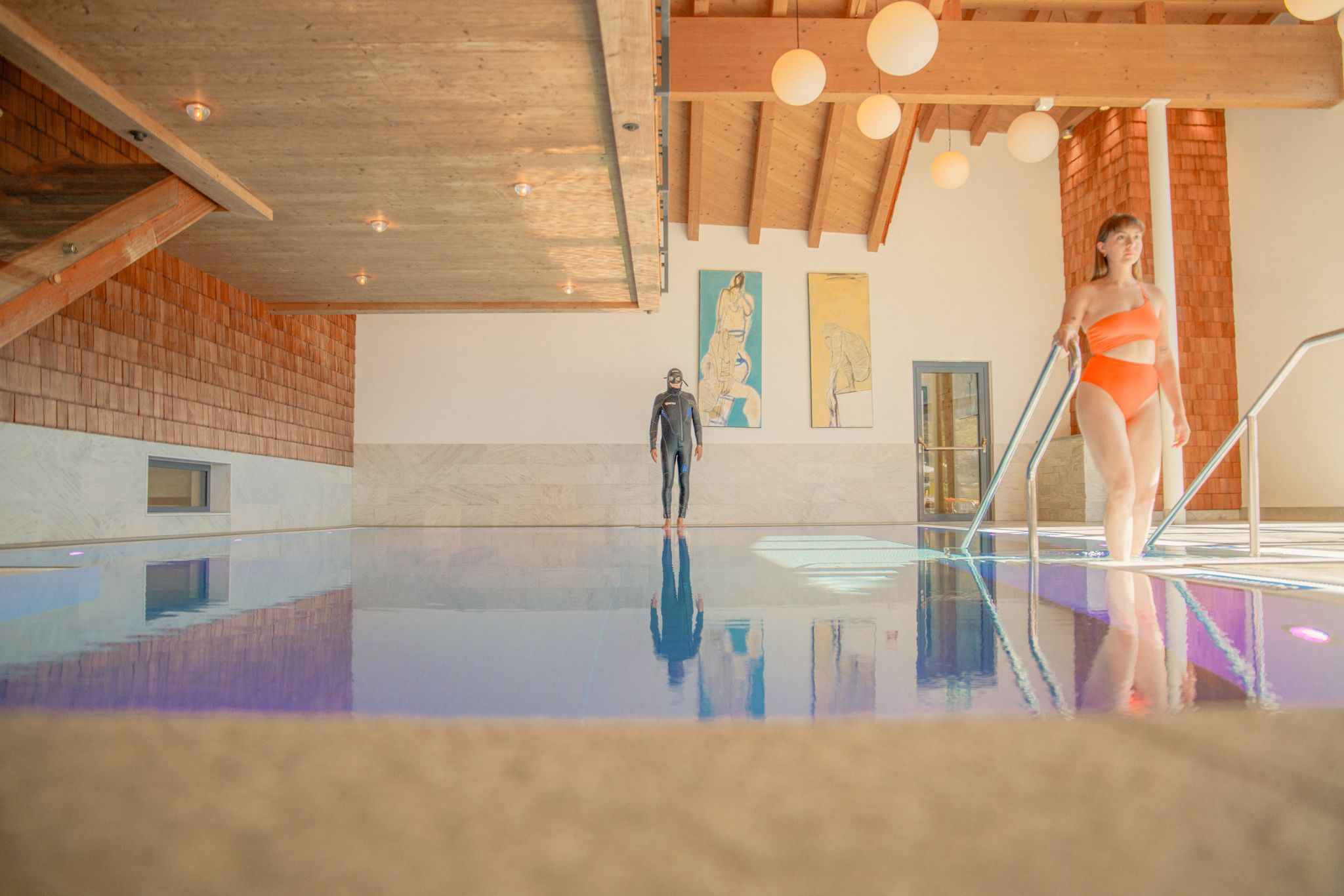 Taucher und Schwimmer im Pool des Glemmtalerhofes.