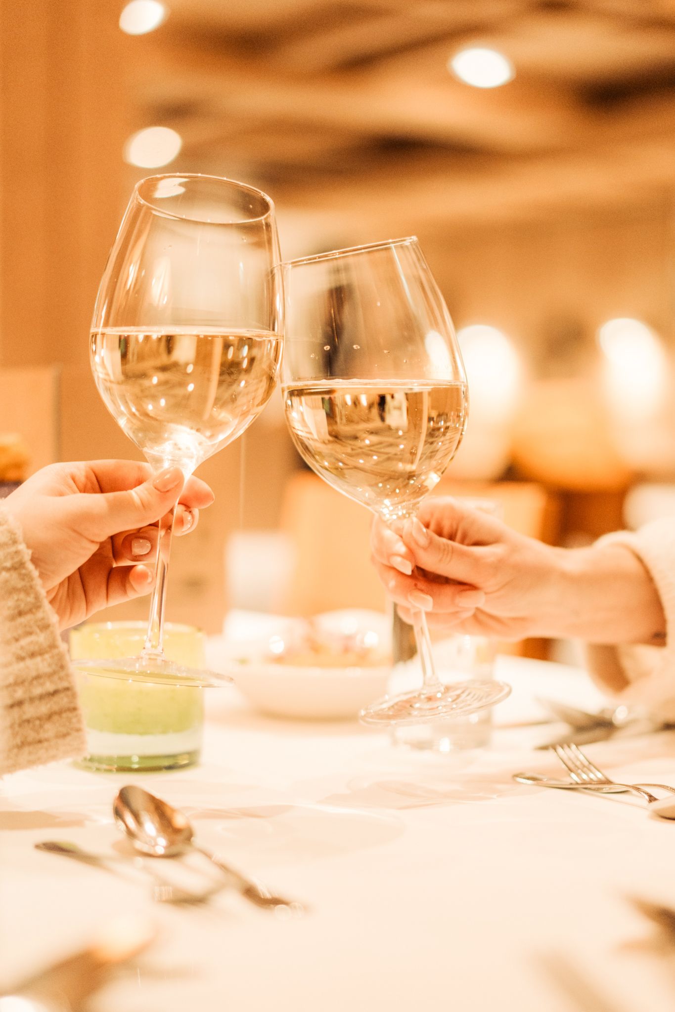 Two people toast with glasses at the Glemmtalerhof in Hinterglemm.